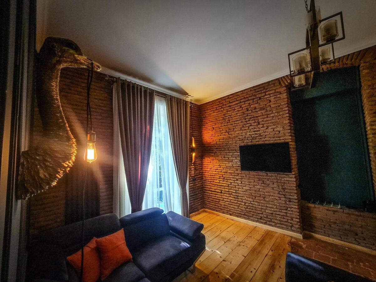 Floor Apartment+balcony In Sololaki / 25 דירה טביליסי