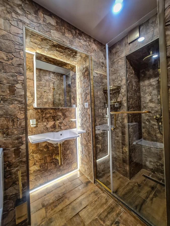 דירה Floor Apartment+balcony In Sololaki / 25 *