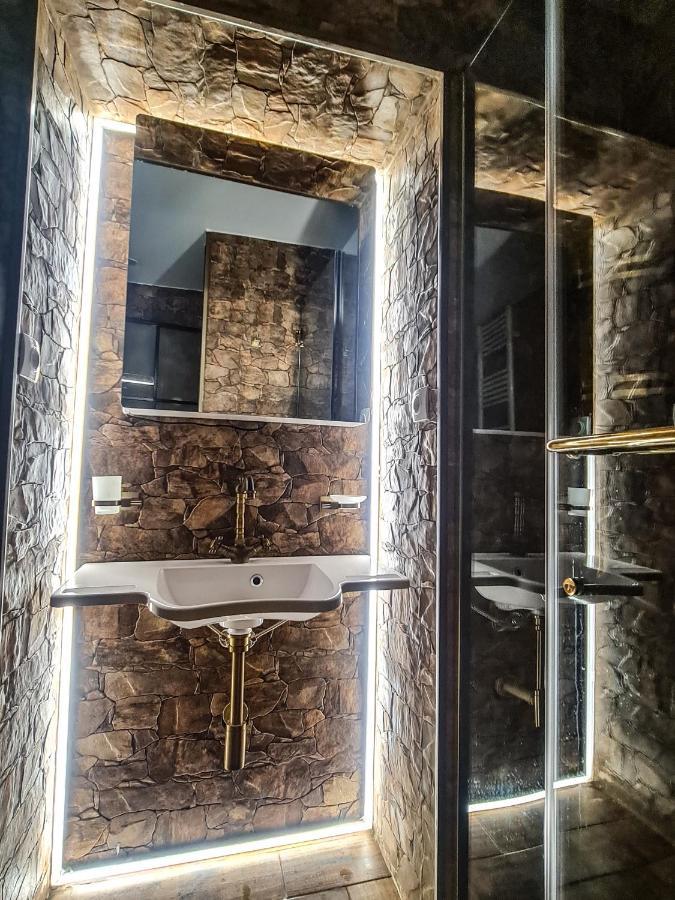 דירה Floor Apartment+balcony In Sololaki / 25 *