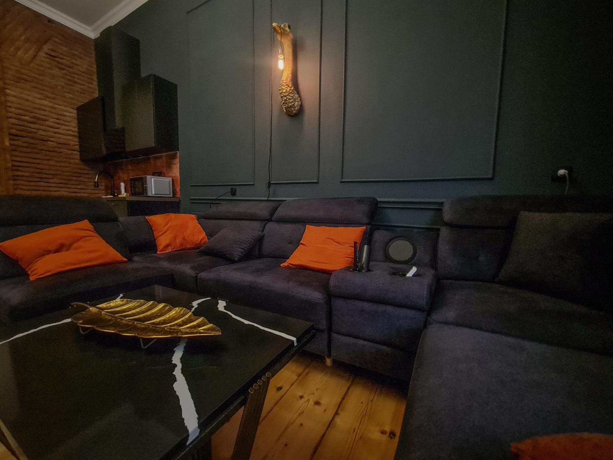 Floor Apartment+balcony In Sololaki / 25 * 第比利斯
