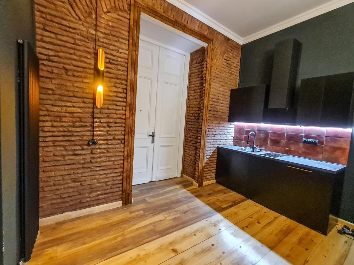 Floor Apartment+balcony In Sololaki / 25 Apartment