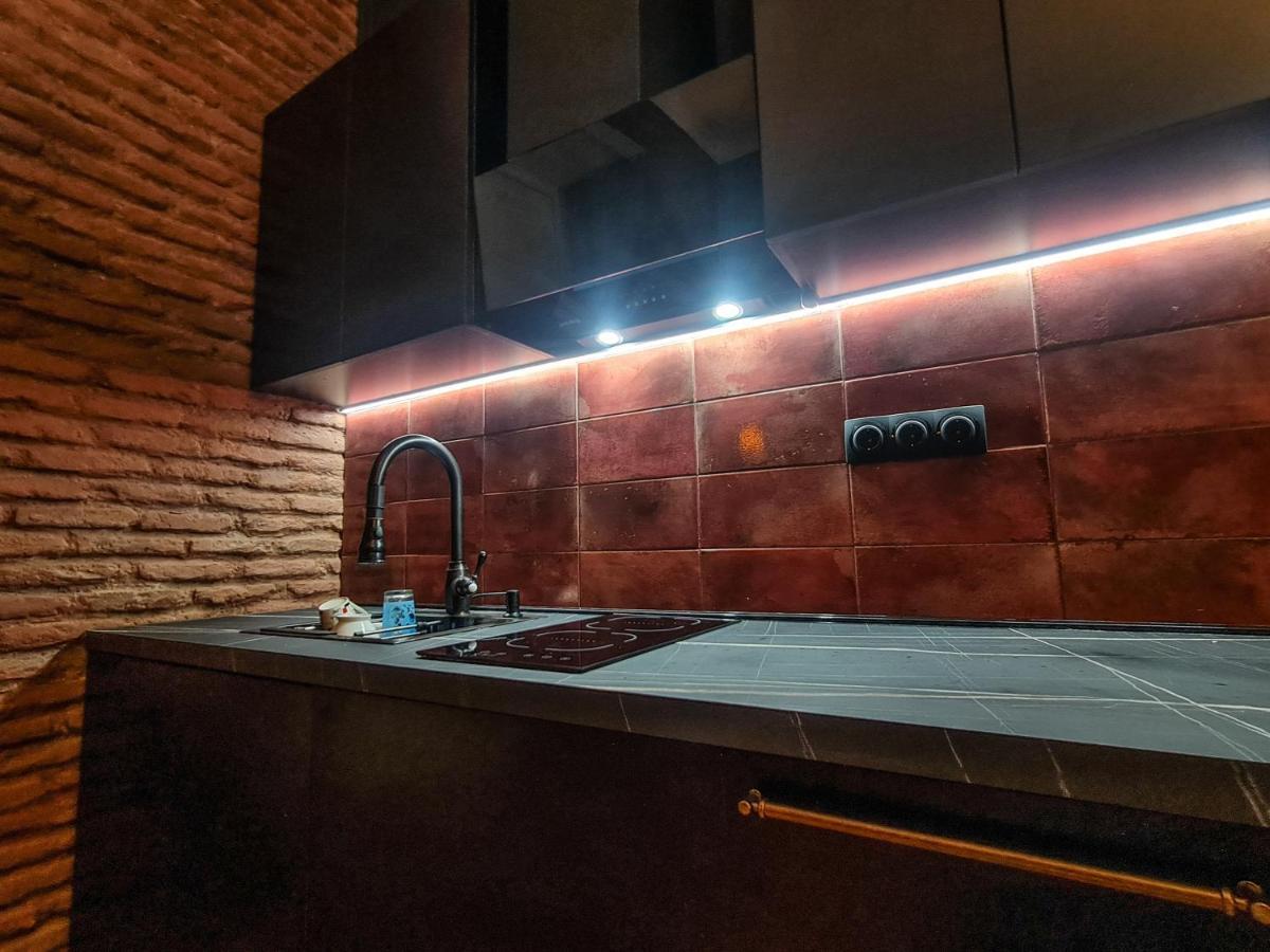 Floor Apartment+balcony In Sololaki / 25
