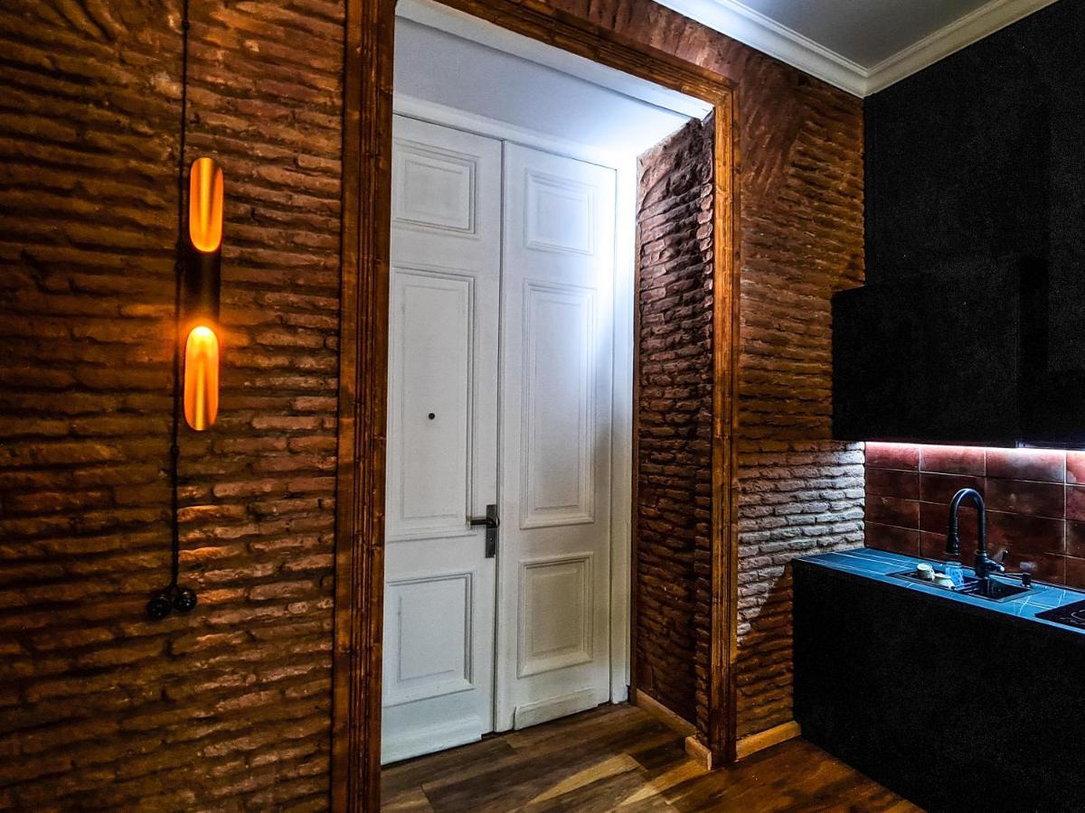 Floor Apartment+balcony In Sololaki / 25 Apartment *