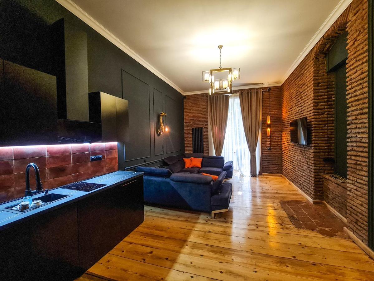 Floor Apartment+balcony In Sololaki / 25