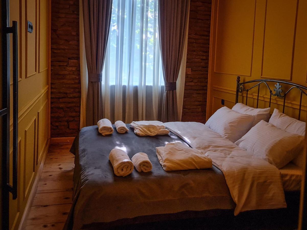 Floor Apartment+balcony In Sololaki / 25