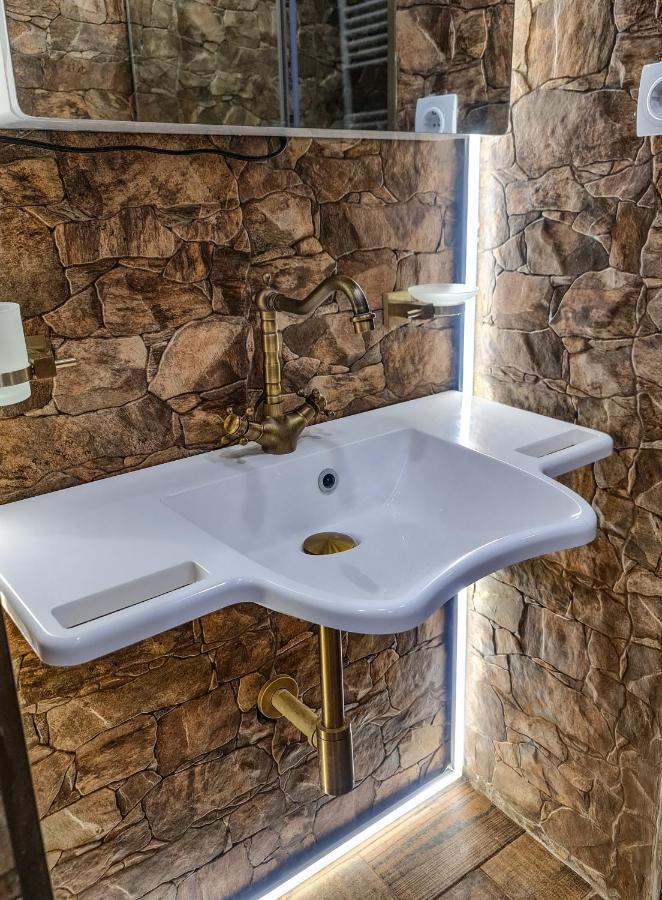 Floor Apartment+balcony In Sololaki / 25 Tbilisi