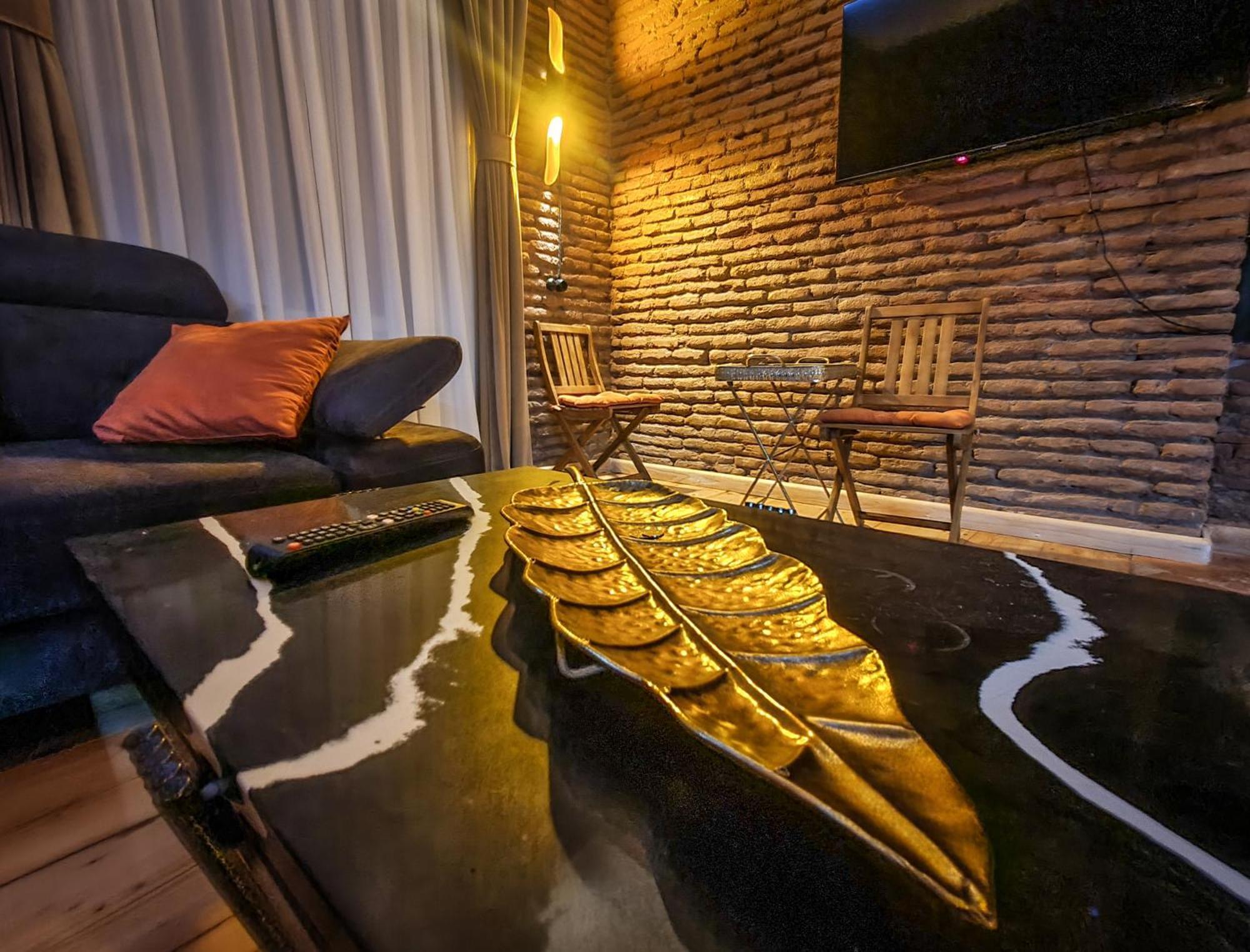 Floor Apartment+balcony In Sololaki / 25 Apartment Tbilisi
